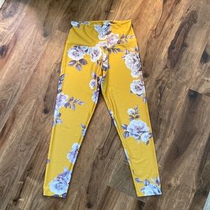 Onzie Flow Legging in Yellow Floral - Size: M/L